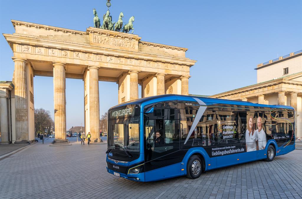 LieblingsbusfahrerIn-Bus vor dem Brandenburger Tor | Foto: VDV/Markus Bollen